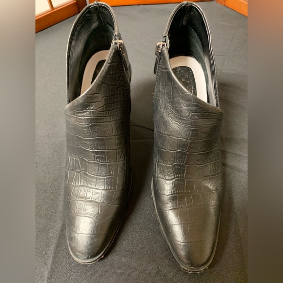 Vince Camuto Shoes - Vince Camuto Black Ankle Boot Shoes. Size 9M
Pls see pics for flaws